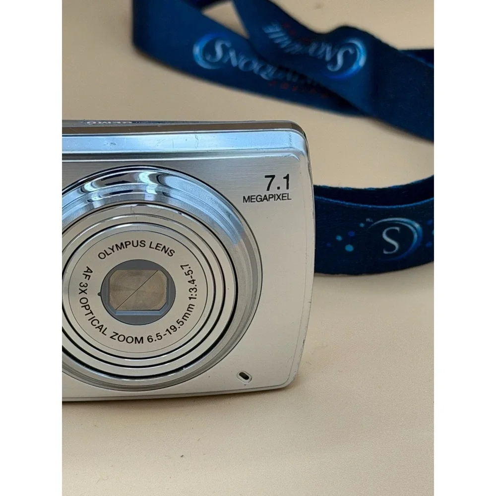 Olympus Stylus 760 7.1MP Digital Camera Silver Tested w/ Charger 1GB xD